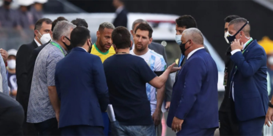 Brezilya - Arjantin maçında kurul yetkilileri sahaya girdi! Müsabaka askıya alındı