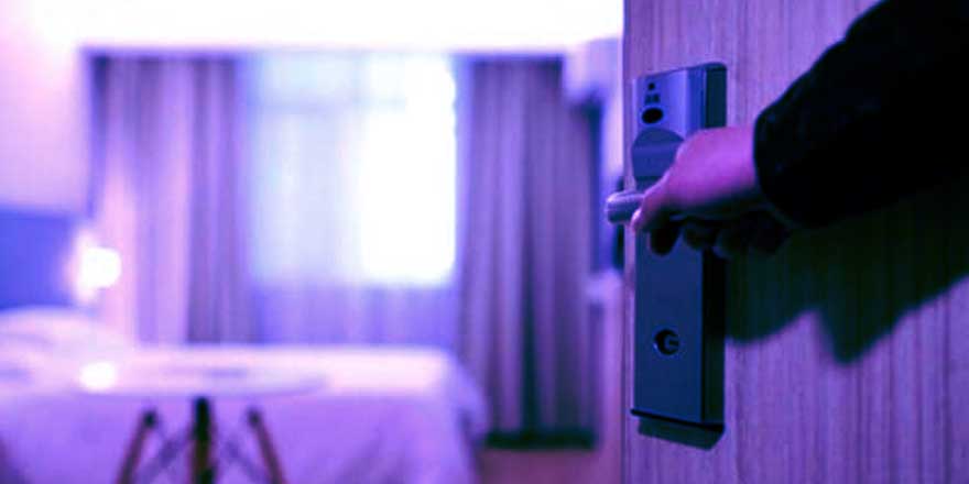 Otel odasında uyuyan kadını taciz etti