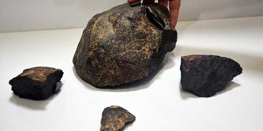 Gezi yaparken tesadüfen meteorit buldular