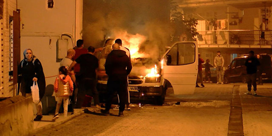 Ataşehir'de yanan minibüse vatandaşlar müdahale etti