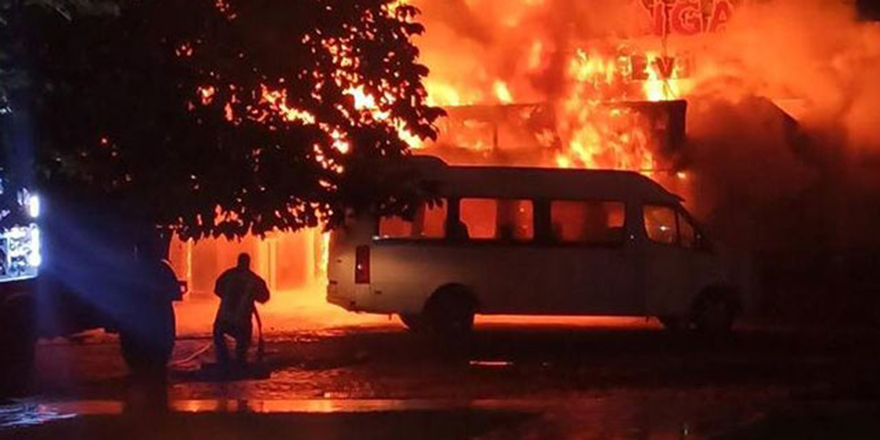 Kayseri’de 3 dükkan ve bir minibüs alev alev yandı