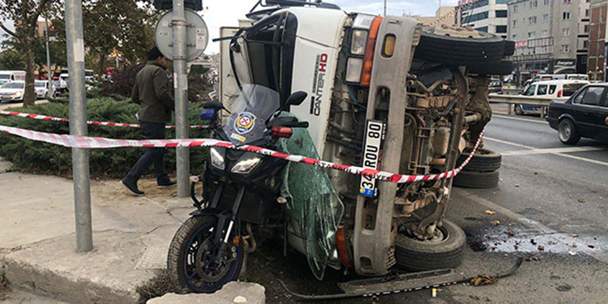 Silivri'de kaza yapan kamyonet, motosikletli polisin üstüne devrildi