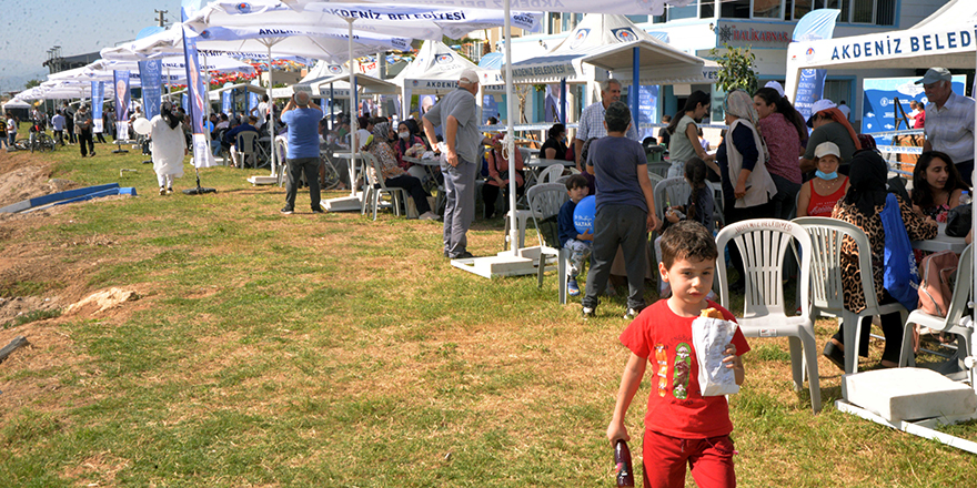 Mersin'deki 'Karaduvar Balık Festivali'nde 7 ton balık dağıtıldı