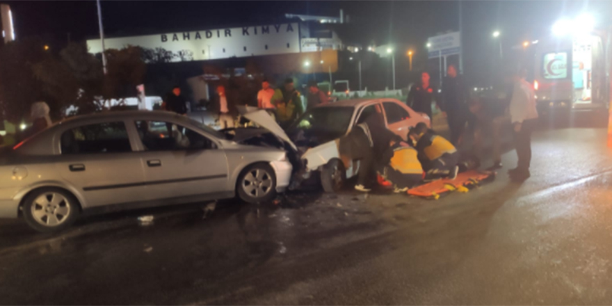 Kırıkkale'de iki otomobil kafa kafaya çarpıştı