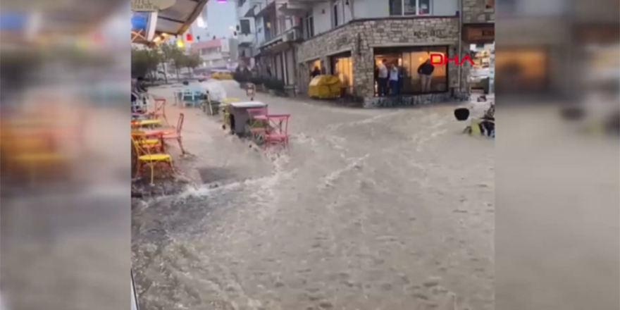 İzmir'de yağmur ve rüzgar hayatı olumsuz etkiledi