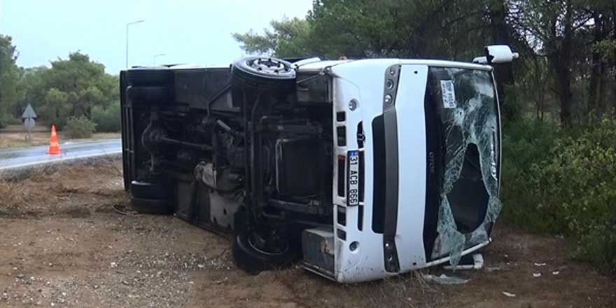 Manavgat'ta tur otobüsü devrildi, 8 yaralı