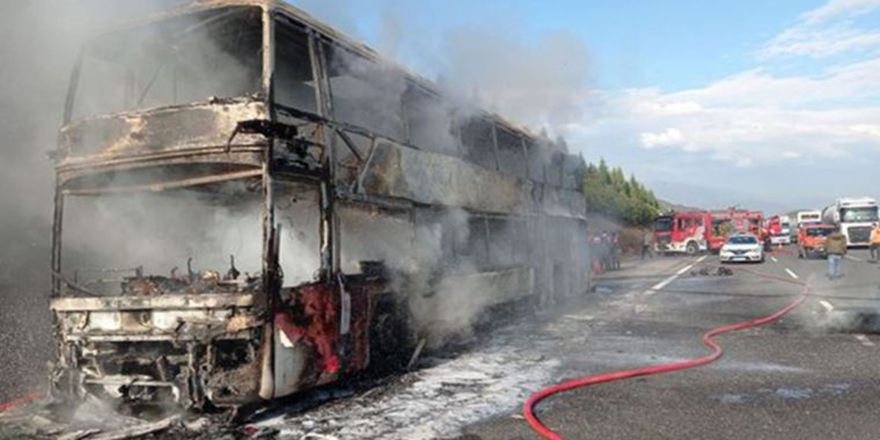 Düzce'de 2 katlı yolcu otobüsü, alev alev yandı