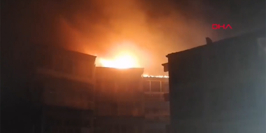 Kumburgaz'da yazlık sitedeki binanın çatısı alev alev yandı