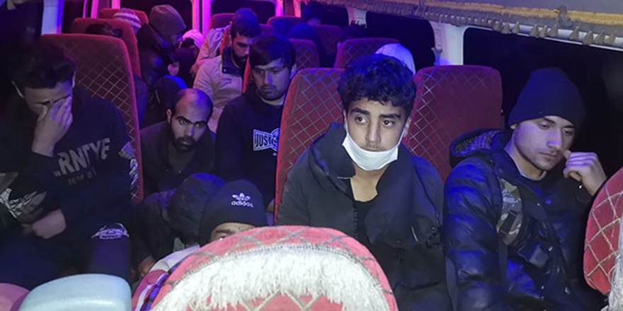 Bitlis'te, 6 araçta 64 kaçak göçmen yakalandı