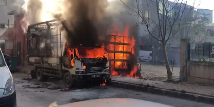 Bahçelievler'de kağıt yüklü 3 kamyonet yandı