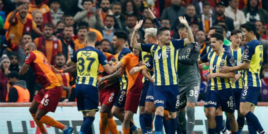 Galatasaray-Fenerbahçe maçında gergin anlar!