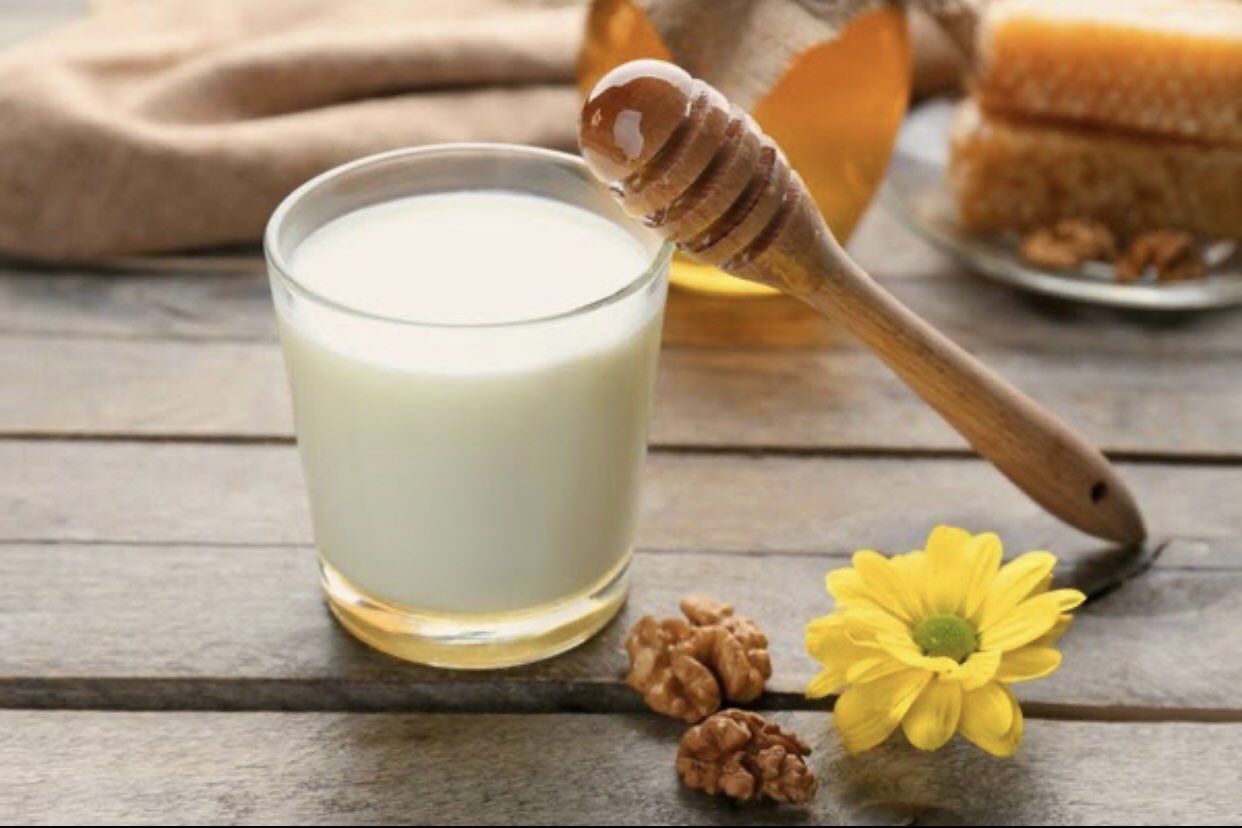 Молоко мед и масло пить. Молоко и мед. Стакан молока с медом. Кефир с медом. Теплое молоко.