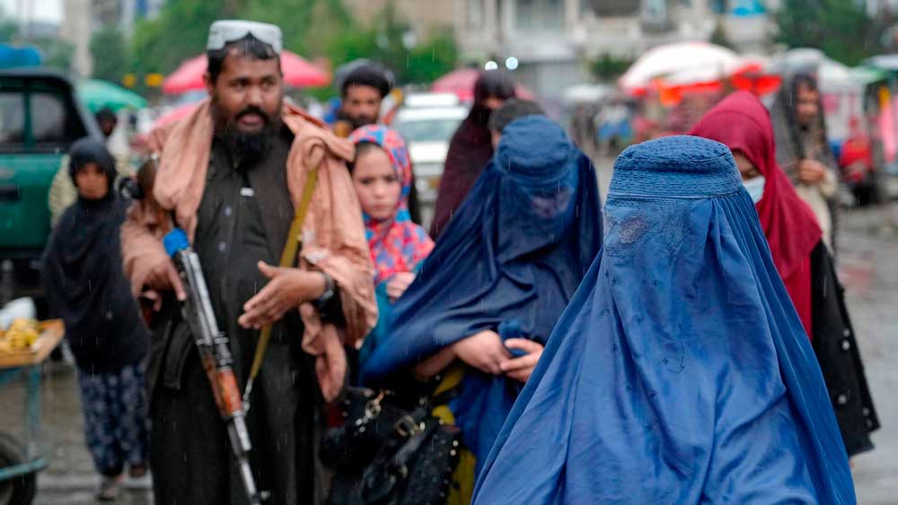 Afganistan'da kadın olmak: Taliban kadınların giyimi hakkında radikalleşmeye devam ediyor