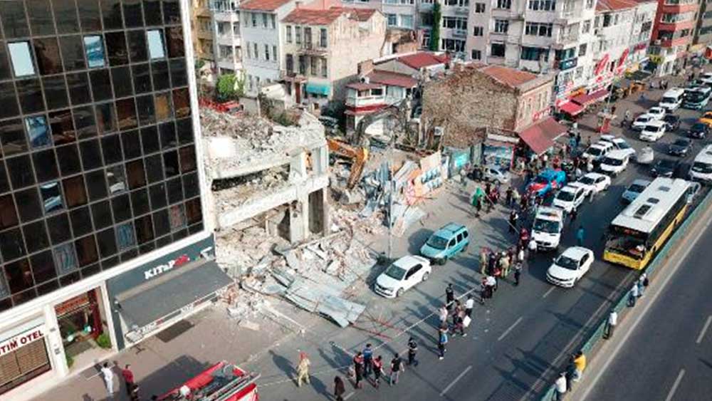 ﻿Kadıköy'de yıkılan binada çökme meydana geldi 