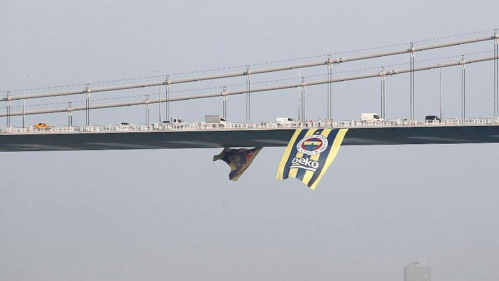 Şampiyonun ismi köprülerde: Fenerbahçe bayrağı boğazda dalgalanıyor