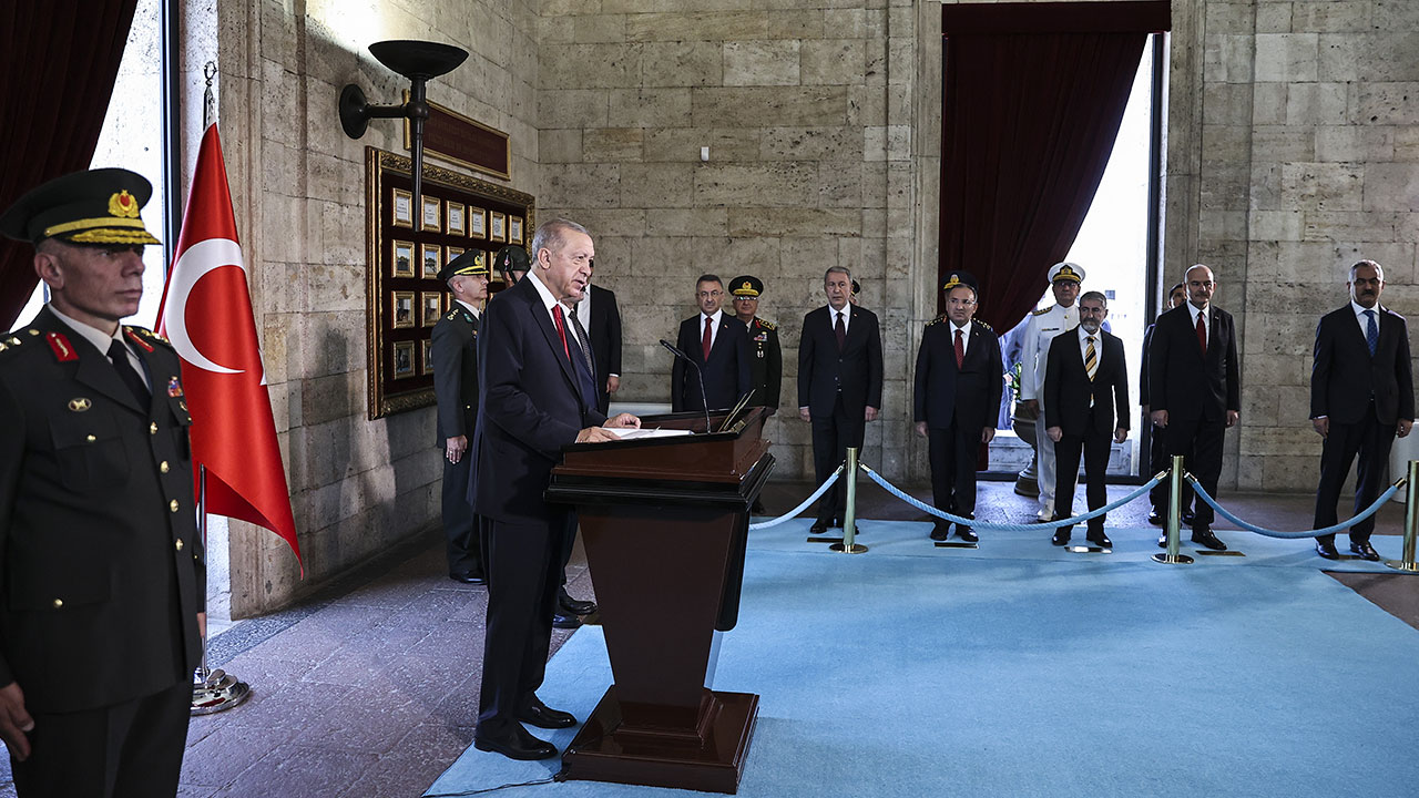 YAŞ toplantısı öncesi Erdoğan  YAŞ üyeleriyle Anıtkabir'e çıktı
