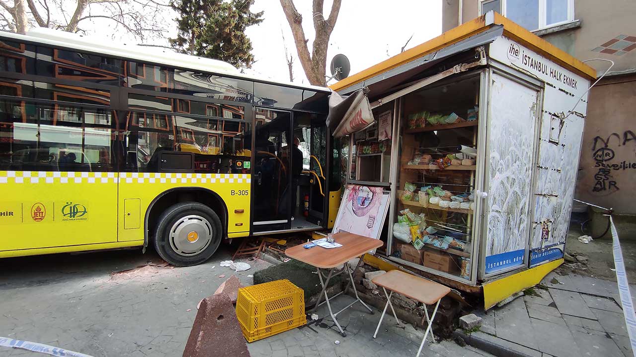 İETT otobüsü Halk Ekmek büfesine çarptı