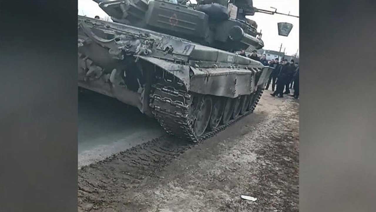 Ukrayna’daki siviller Rus tankını durdurdu