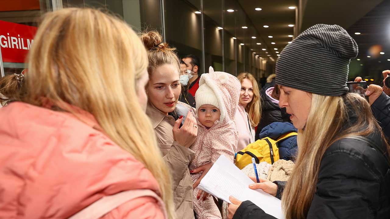 Savaş mağduru Ukraynalı kadın ve çocuklar İzmir'de