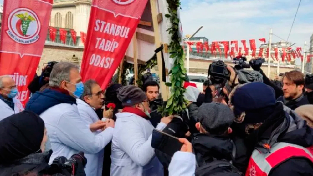 Atatürk Anıtı'na çelenk bırakmak isteyen hekimlere polis müdahalesi