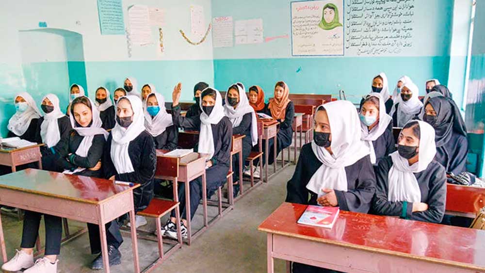 Taliban’dan kız öğrencilere eğitim engeli: Kıyafet yönetmeliğine karar verilememiş!