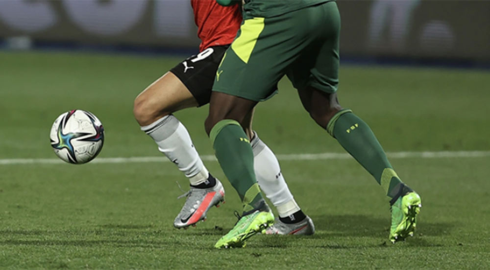 Senegalli taraftarlardan Mısırlı futbolculara lazerli engel