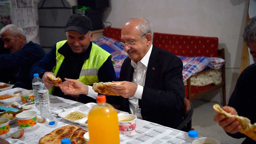 Kılıçdaroğlu, inşaat işçileriyle iftar yaptı