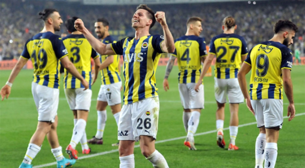 Fenerbahçe galibiyet serisine derbiyi de ekledi