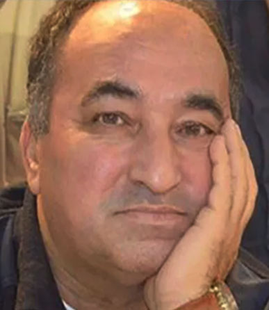 Yazar Ergün Poyraz'a evinin önünde saldırdılar