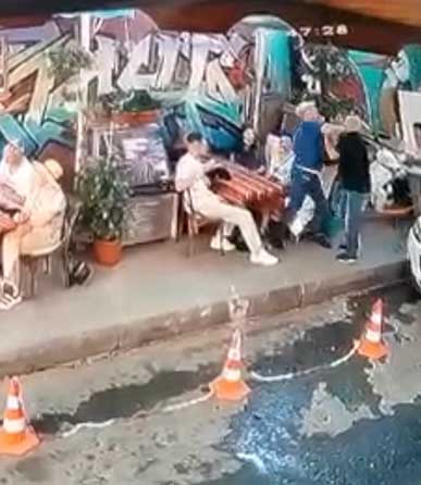 Karaköy’de dehşet: Babasına yumruk atan Ukraynalı turisti defalarca bıçakladı