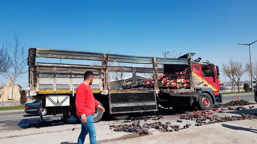 Konya'da kamyon cayır cayır yandı...