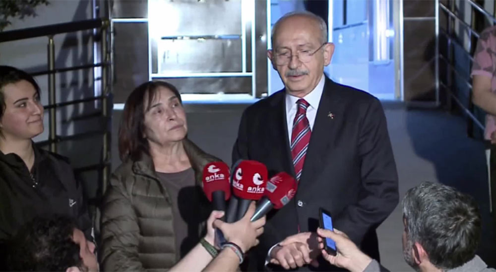 Kemal Kılıçdaroğlu dört aydır elektriği kesik aileyi ziyaret etti