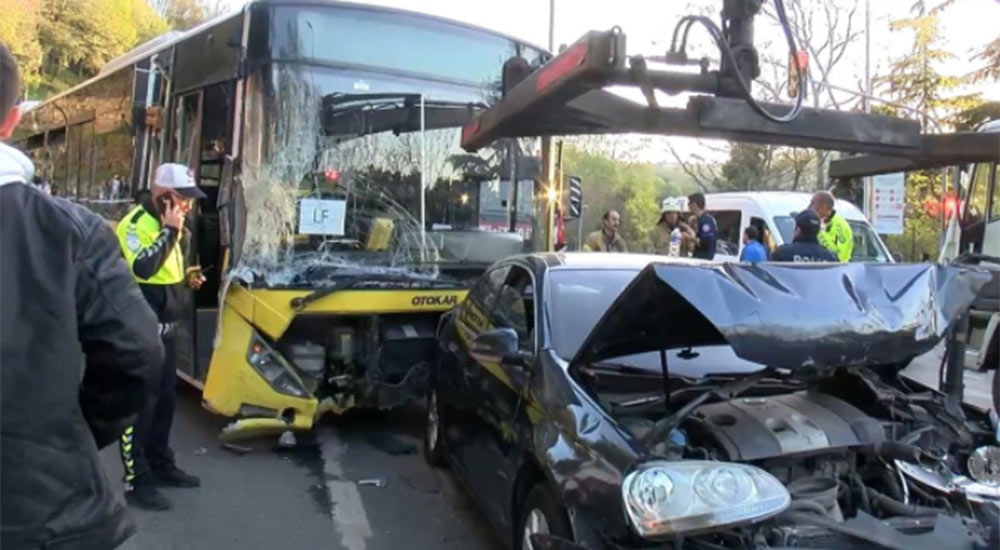 İstanbul'da feci kaza! Sürücüsüz İETT otobüsü 15 araca çarptı