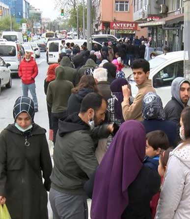 Görüntüler İstanbul'dan: Ücretsiz ayakkabı için sıraya girdiler