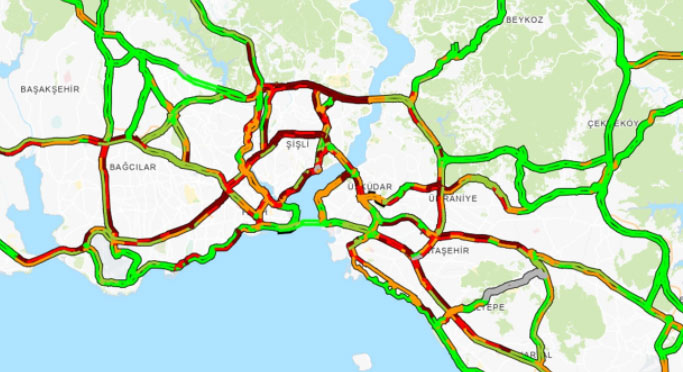 İstanbul'da yağmur yağdı! Trafik kilitlendi...