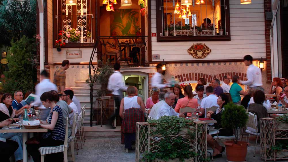 Ekonomist Serdar Turgut, 'Kriz varsa restoranlar neden dolu?' sorusuna yanıt aradı