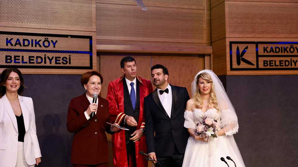 İYİ Parti Lideri Meral Akşener nikah şahidi oldu: Evlilik cüzdanını geline verdi