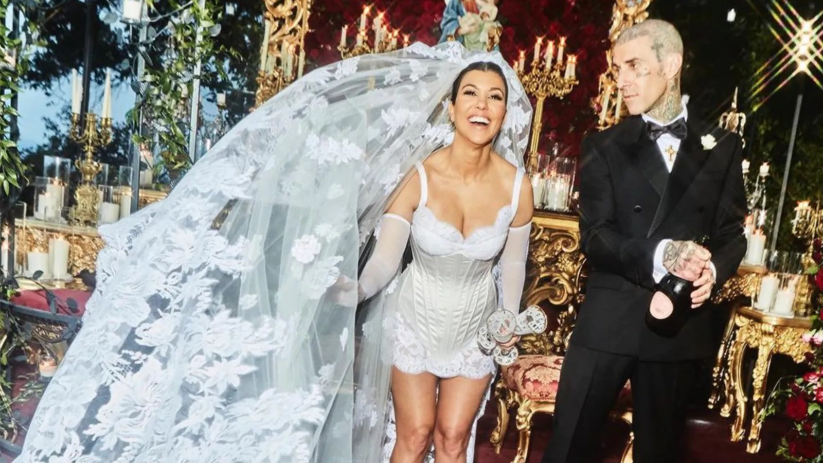 Travis Barker, düğünde dişleriyle Kourtney Kardashian'ın jartiyerini çıkardı