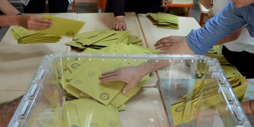 Sanatçı Pınar Dilşeker'in 70 yaşındaki annesine oy çilesi!