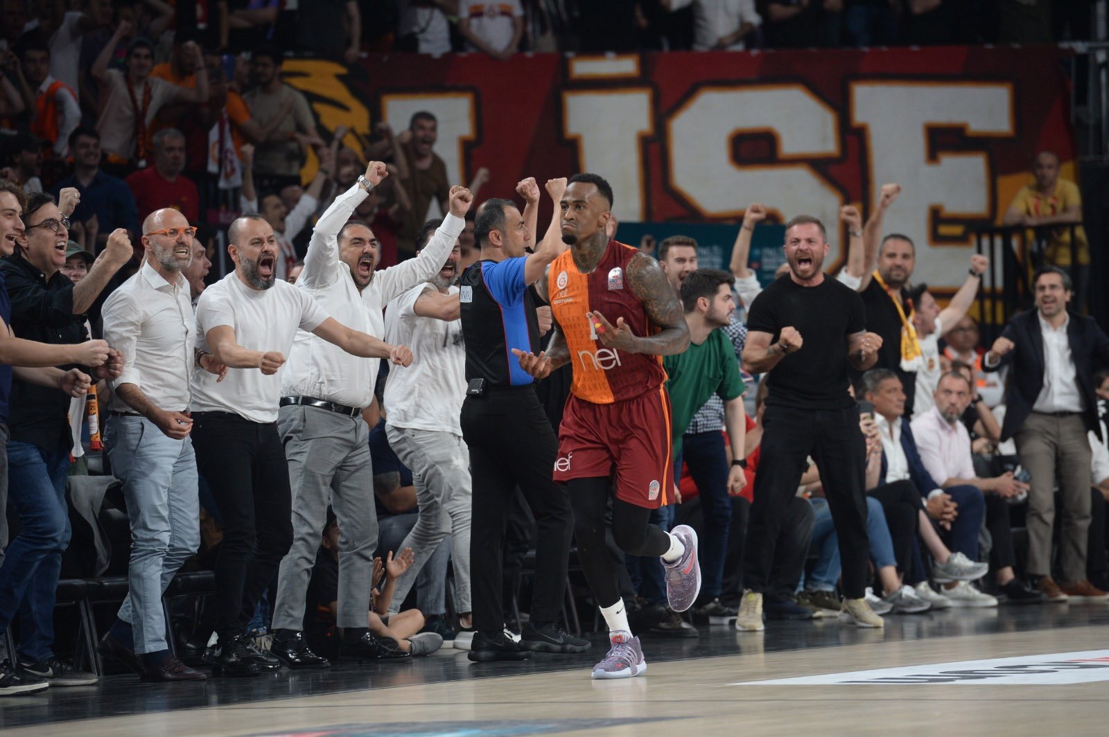 Galatasaray Anadolu Efes'i yendi seri 5.maça uzadı