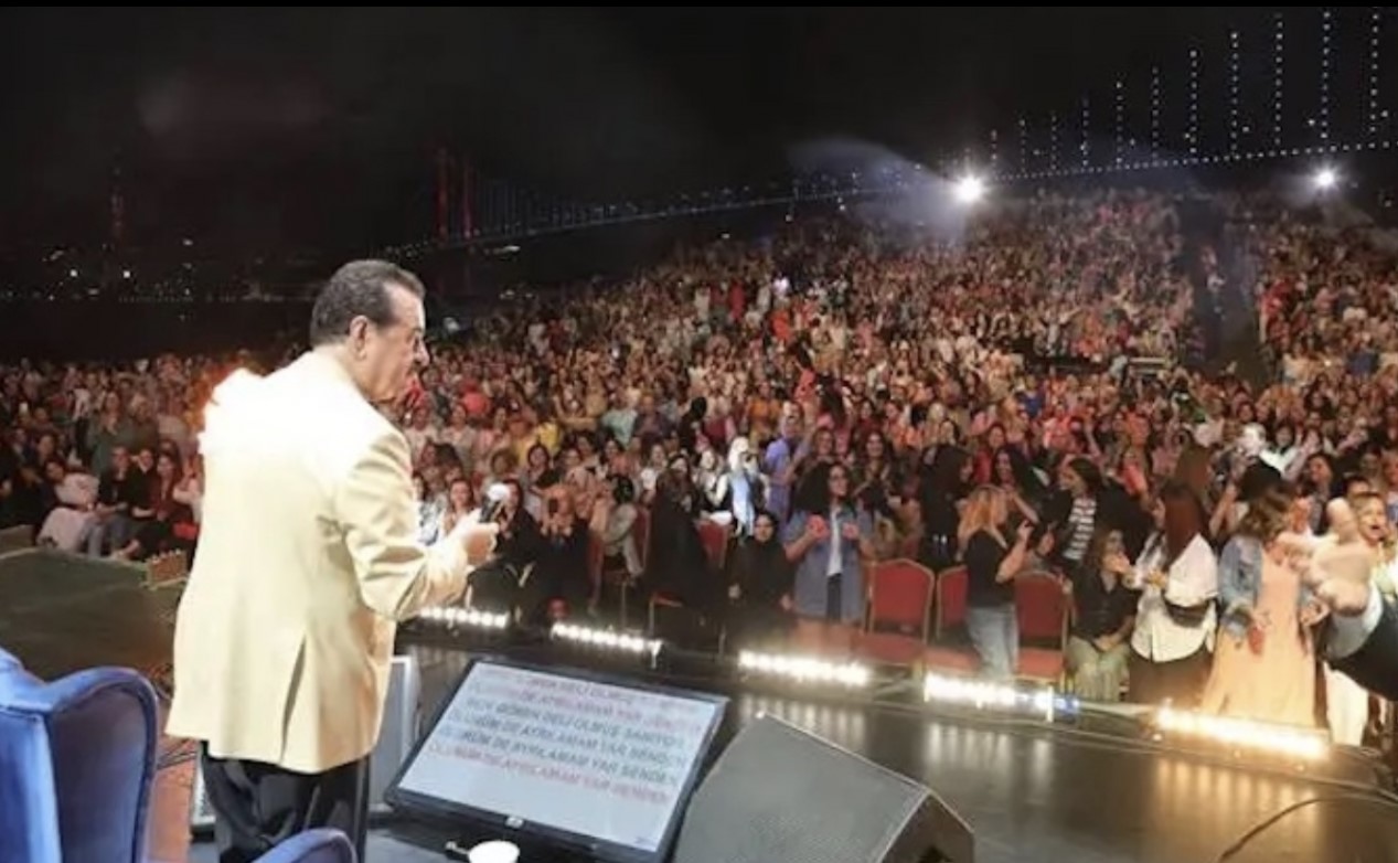 İbrahim Tatlıses, açık hava konserinde Hülya Avşar'a seslendi: ''Aramasana, bıktım''