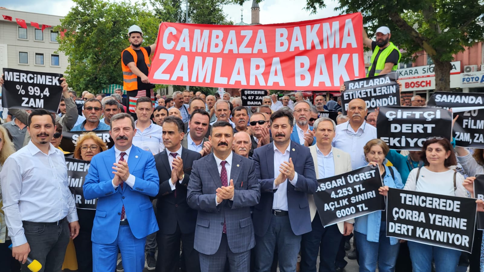 İYİ Parti’den, “Tahta bacaklı hayat pahalılığı protestosu