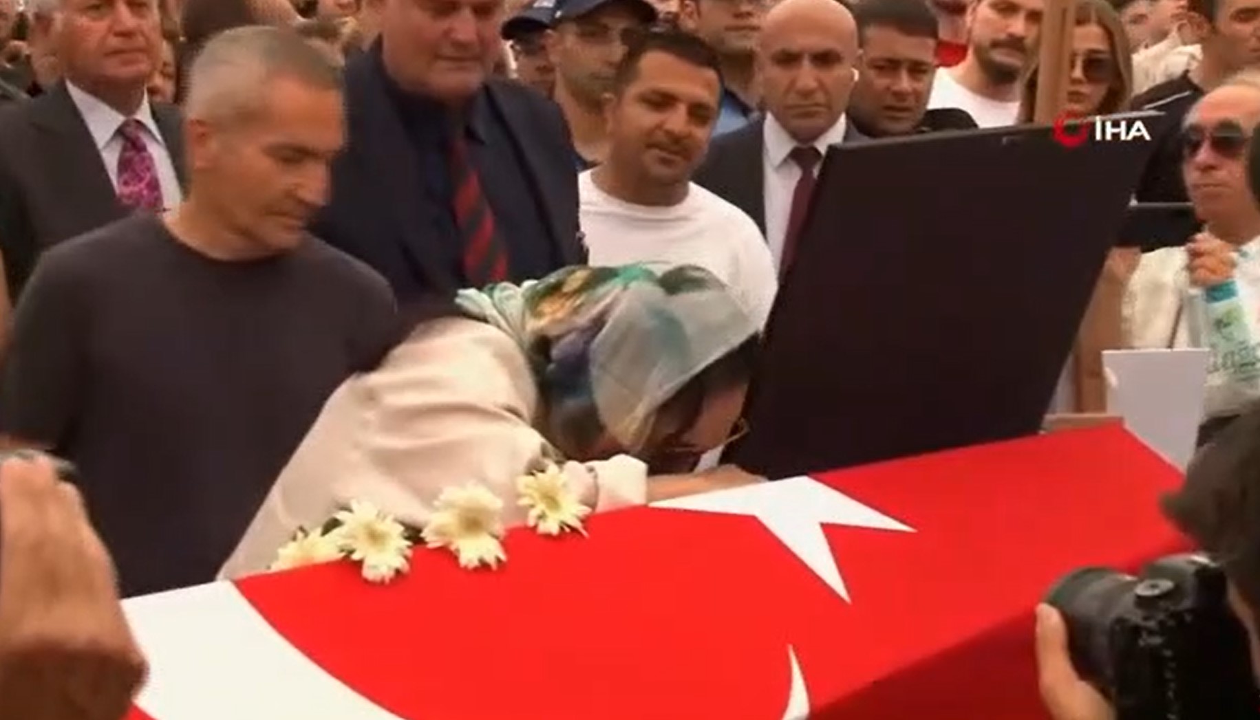 Türkan Şoray, Cüneyt Arkın'ın tabutuna sarılarak hüngür hüngür ağladı