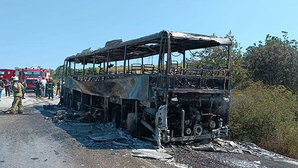 Alevler içinde kalan otobüste, yolcular canını zor kurtardı
