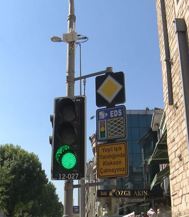 Trafikte ışıklar acil durum araçlarına 'yeşil' yanacak