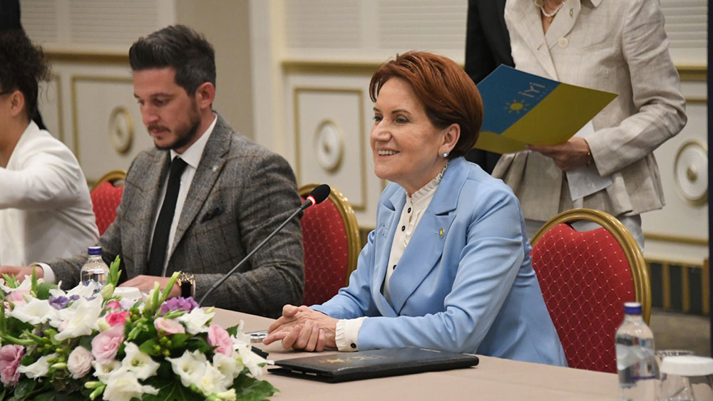 Meral Akşener, partisinin gençlik kolları başkanlarıyla bir arada