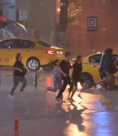 İstanbul'u sağanak vurdu