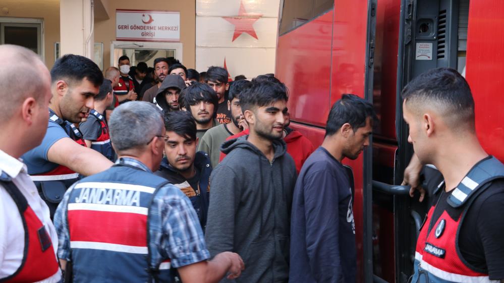 Edirne'de yakalanan kaçak sığınmacılar İstanbul'a gönderildi