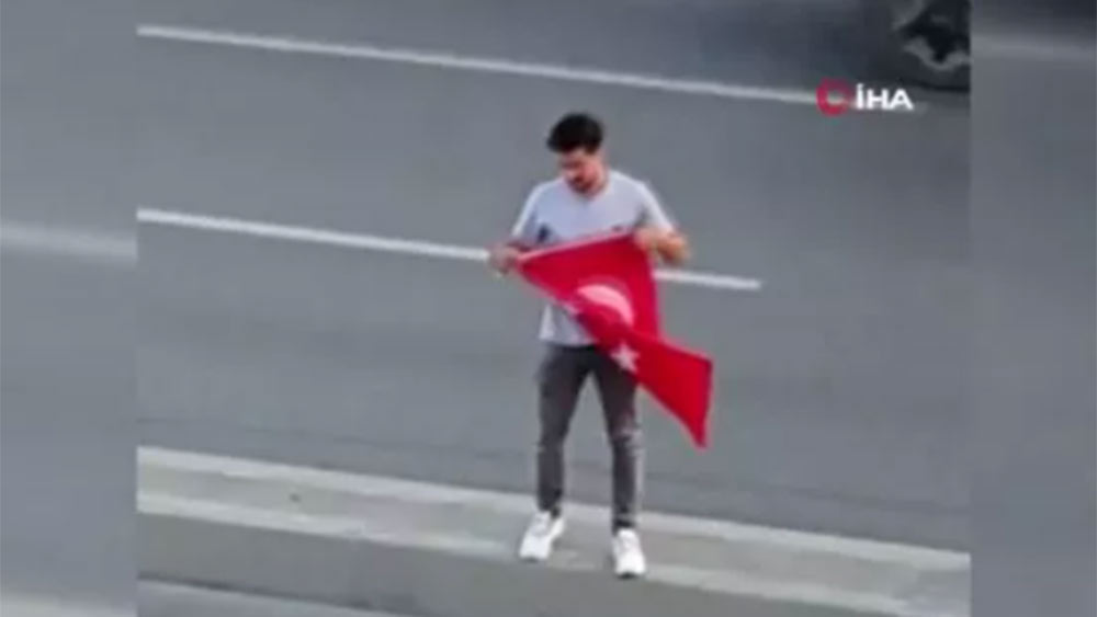 Hayatını riske attı, Türk bayrağını yerden kaldırdı