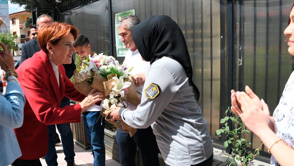 Meral Akşener, doğum gününde çiçekle karşılandı